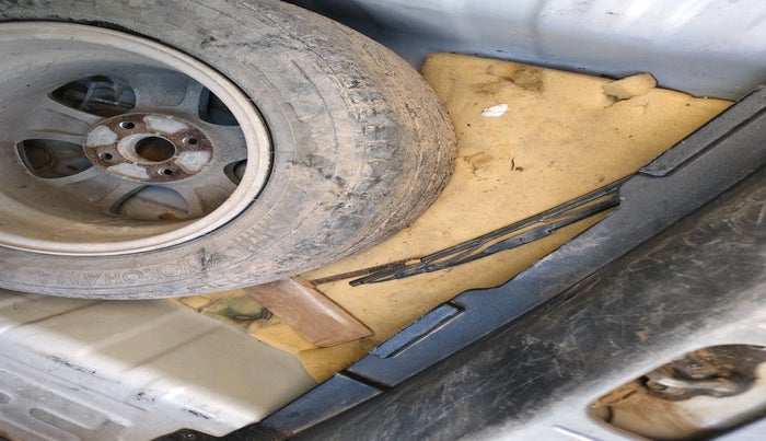 2010 Hyundai Verna TRANSFORM 1.6 SX VTVT, Petrol, Manual, 80,968 km, tyre