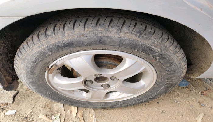 2010 Hyundai Verna TRANSFORM 1.6 SX VTVT, Petrol, Manual, 80,968 km, tyre