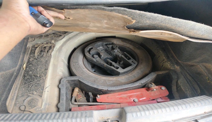 2010 Volkswagen Vento HIGHLINE DIESEL 1.6, Diesel, Manual, 1,27,253 km, tyre