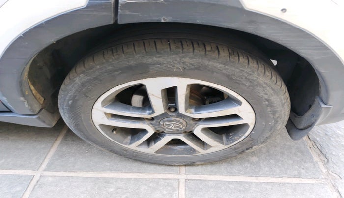 2017 Tata Hexa XT 4X2 7 STR, Diesel, Manual, 1,55,630 km, tyre