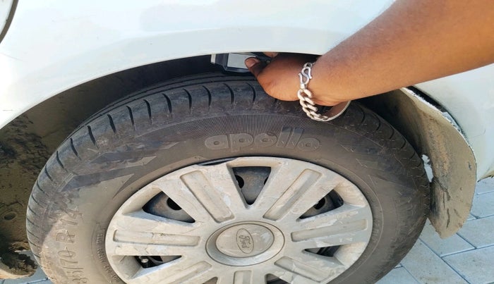 2012 Ford Fiesta Classic LXI 1.4 DIESEL, Diesel, Manual, 1,52,588 km, tyre