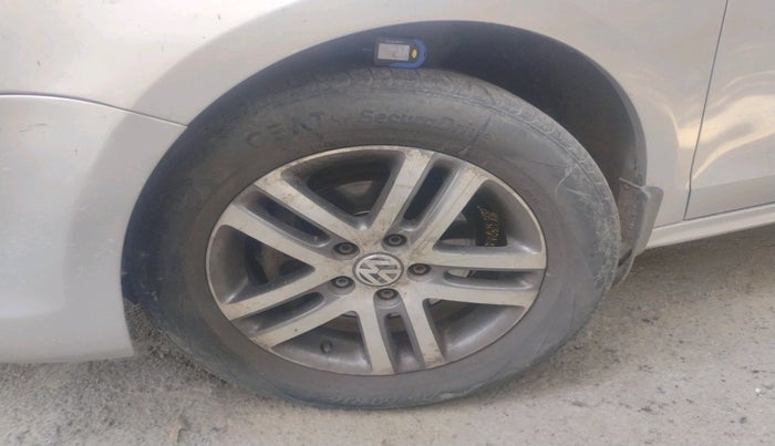 2014 Volkswagen Jetta HIGHLINE TDI AT, Diesel, Automatic, 1,48,174 km, tyre