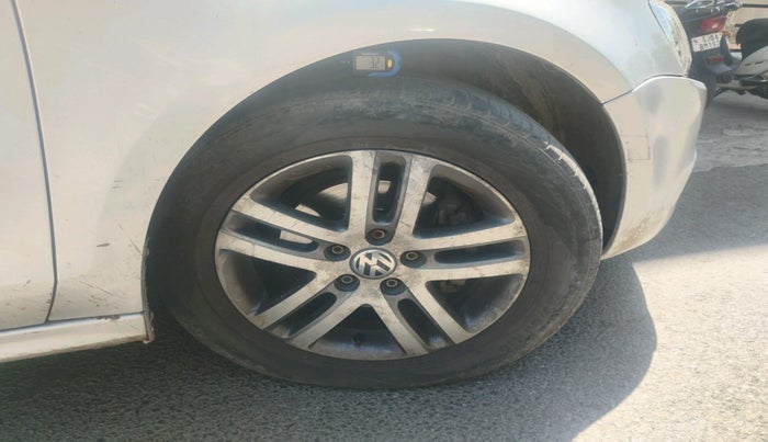 2014 Volkswagen Jetta HIGHLINE TDI AT, Diesel, Automatic, 1,48,174 km, tyre