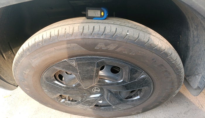 2025 Tata PUNCH Adventure Plus AMT, Petrol, Automatic, 673 km, tyre