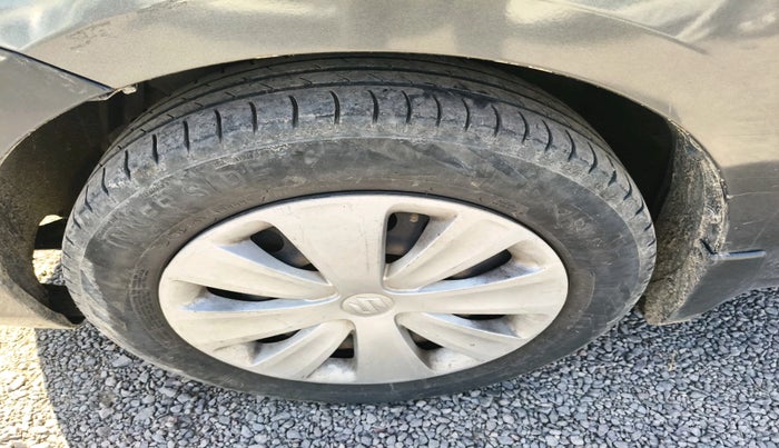 2016 Maruti Ertiga VXI, CNG, Manual, 1,53,762 km, tyre