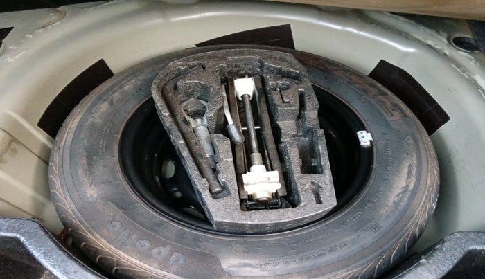 2014 Volkswagen Vento HIGHLINE 1.2 TSI AT, Petrol, Automatic, 1,05,057 km, tyre