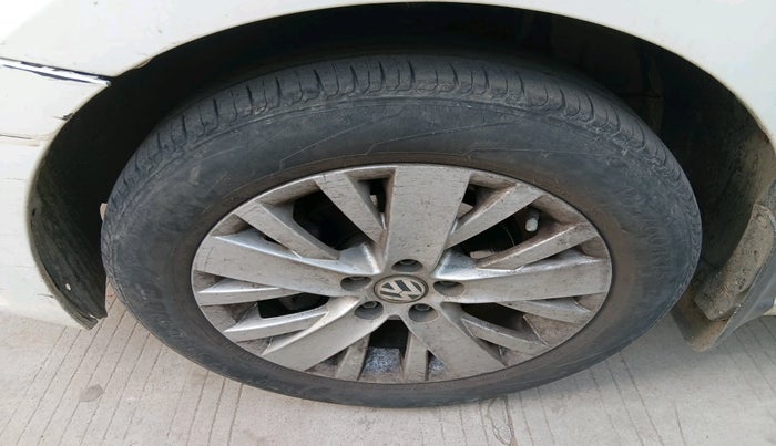 2015 Volkswagen Vento COMFORTLINE TSI AT PETROL, Petrol, Automatic, 81,847 km, tyre