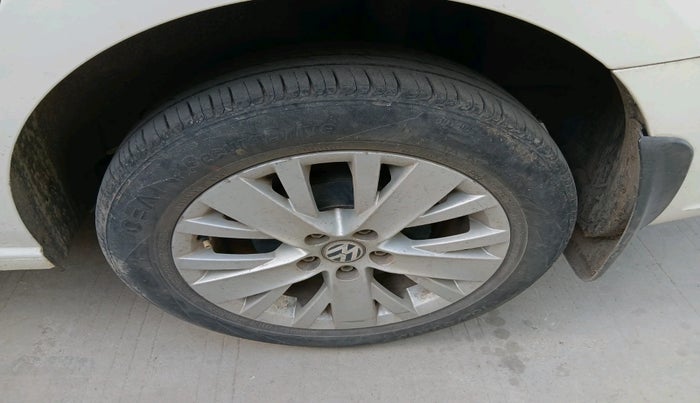 2015 Volkswagen Vento COMFORTLINE TSI AT PETROL, Petrol, Automatic, 81,847 km, tyre