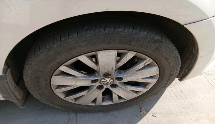 2015 Volkswagen Vento COMFORTLINE TSI AT PETROL, Petrol, Automatic, 81,847 km, tyre