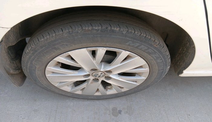 2015 Volkswagen Vento COMFORTLINE TSI AT PETROL, Petrol, Automatic, 81,847 km, tyre