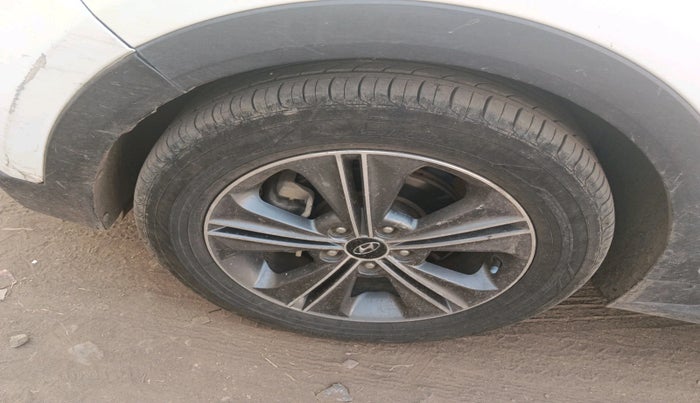 2016 Hyundai Creta SX (O) 1.6 DIESEL, Diesel, Manual, 1,01,721 km, tyre