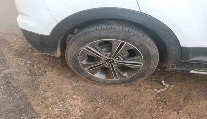 2016 Hyundai Creta SX (O) 1.6 DIESEL, Diesel, Manual, 1,01,721 km, tyre