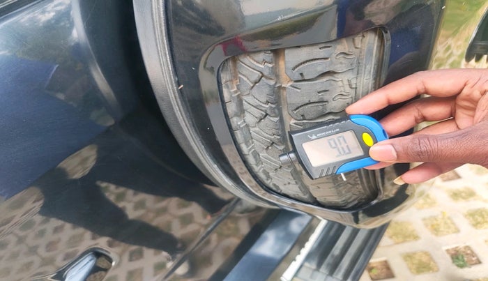 2015 Mahindra TUV300 T8 AMT, Diesel, Automatic, 99,024 km, tyre