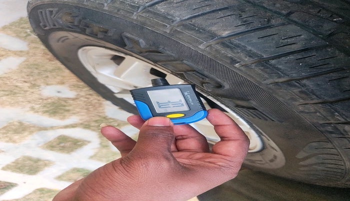 2015 Mahindra TUV300 T8 AMT, Diesel, Automatic, 99,024 km, tyre