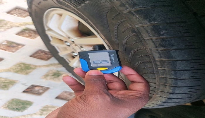 2015 Mahindra TUV300 T8 AMT, Diesel, Automatic, 99,024 km, tyre