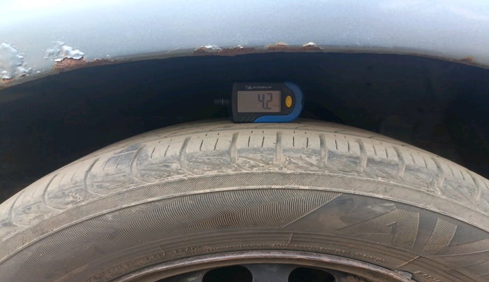 2008 Chevrolet Tavera NEO LS B3 10 STR BS III, Diesel, Manual, 3,27,316 km, tyre