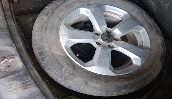 2018 Jeep Compass LONGITUDE (O) 2.0 DIESEL, Diesel, Manual, 1,37,660 km, tyre