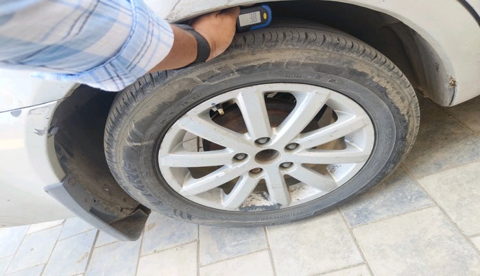 2011 Maruti SX4 VXI, CNG, Manual, 85,969 km, tyre