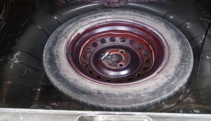 2021 Renault Kwid RXT 1.0 AMT (O), Petrol, Automatic, 70,974 km, tyre