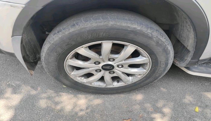 2017 Mahindra XUV500 W10 AT, Diesel, Automatic, 1,00,214 km, tyre