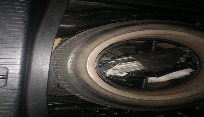 2011 Mercedes Benz E Class E 350 CDI AVANTGARDE, Diesel, Automatic, 1,67,845 km, tyre