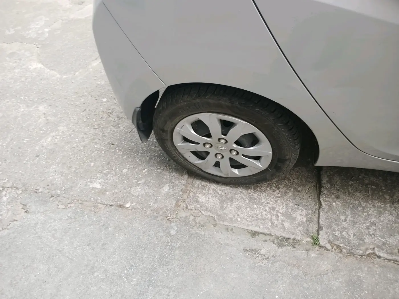 2017 Hyundai Eon SPORTZ, Petrol, Manual, 20,757 km, tyre