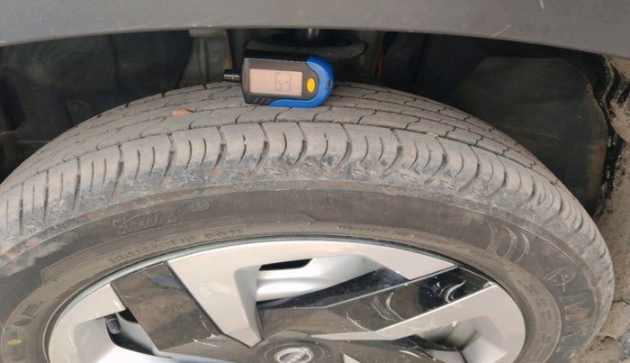 2025 Nissan MAGNITE Visia B4D 1.0 Petrol MT, Petrol, Manual, 4,814 km, tyre