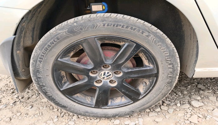 2012 Volkswagen Vento HIGHLINE DIESEL 1.6, Diesel, Manual, 1,21,377 km, tyre