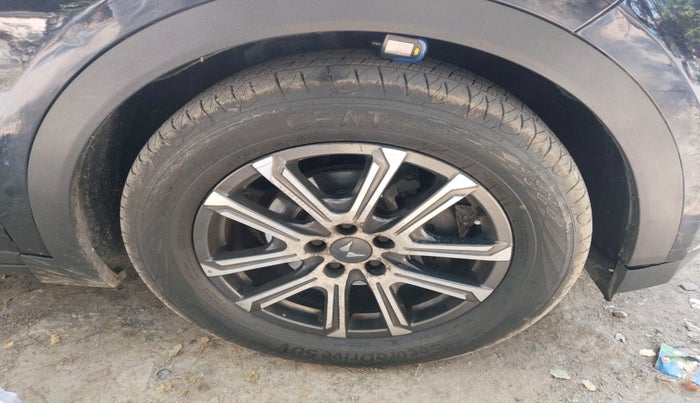 2022 Mahindra XUV700 AX 7 LUXURY D AWD AT 7 STR, Diesel, Automatic, 60,619 km, tyre