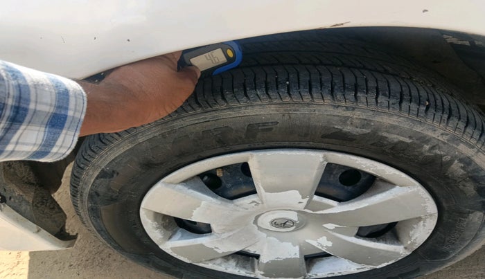 2014 Toyota Innova 2.5 GX 7 STR, Diesel, Manual, 1,94,264 km, tyre