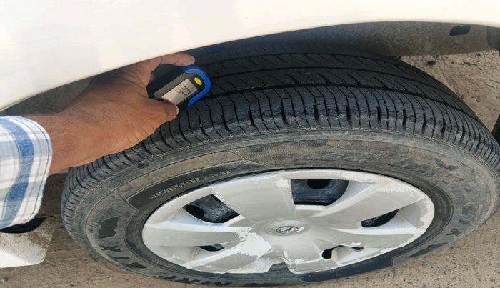 2014 Toyota Innova 2.5 GX 7 STR, Diesel, Manual, 1,94,264 km, tyre