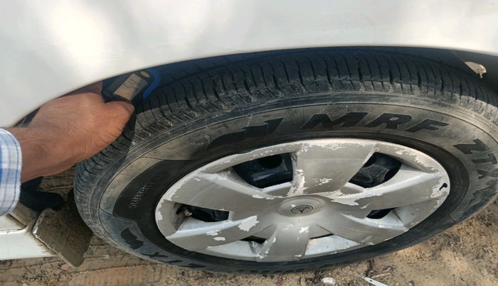 2014 Toyota Innova 2.5 GX 7 STR, Diesel, Manual, 1,94,264 km, tyre