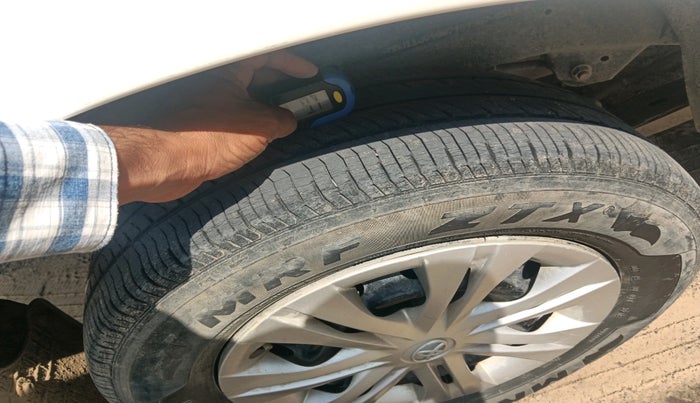 2014 Toyota Innova 2.5 GX 7 STR, Diesel, Manual, 1,94,264 km, tyre