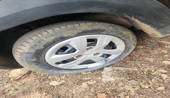 2015 Renault Kwid RXT 1.0, Petrol, Manual, 1,18,049 km, tyre