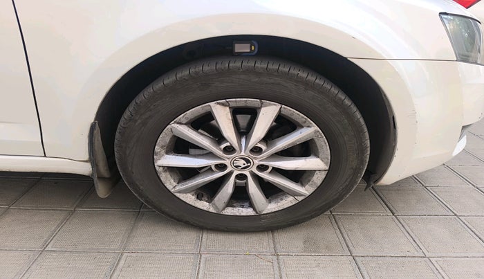 2015 Skoda Octavia ELEGANCE 2.0 TDI AT, Diesel, Automatic, 1,19,492 km, tyre