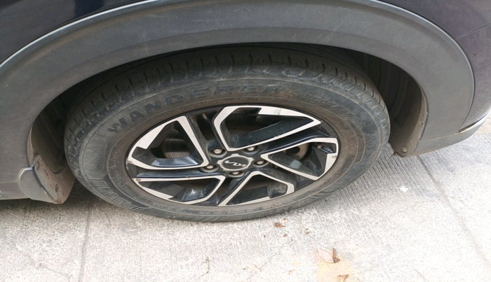 2022 KIA CARENS LUXURY PLUS 1.5 DIESEL 7 STR, Diesel, Manual, 45,105 km, tyre