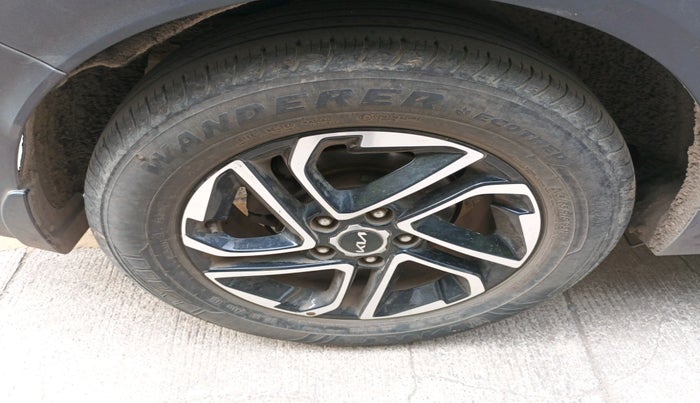 2022 KIA CARENS LUXURY PLUS 1.5 DIESEL 7 STR, Diesel, Manual, 45,105 km, tyre