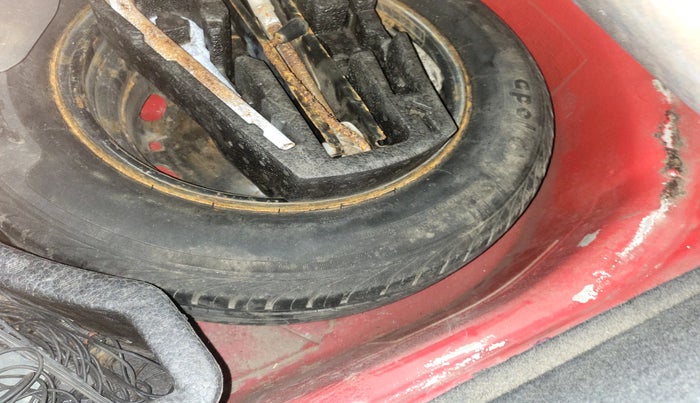 2011 Volkswagen Vento COMFORTLINE 1.6, Petrol, Manual, 1,65,591 km, tyre