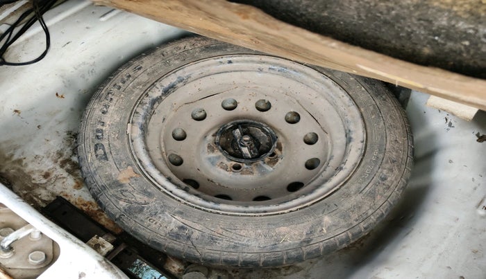 2017 Hyundai Eon ERA +, Petrol, Manual, 72,983 km, tyre