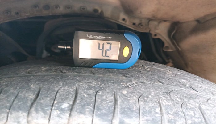 2015 Toyota Innova 2.5 GX 8 STR, Diesel, Manual, 2,02,332 km, tyre