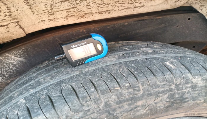 2015 Toyota Innova 2.5 GX 8 STR, Diesel, Manual, 2,02,332 km, tyre