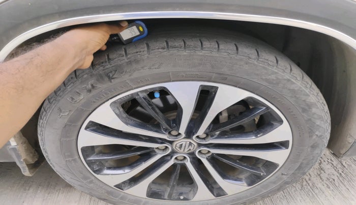 2022 MG HECTOR PLUS SELECT 2.0 DIESEL TURBO MT 7-STR, Diesel, Manual, 1,19,073 km, tyre