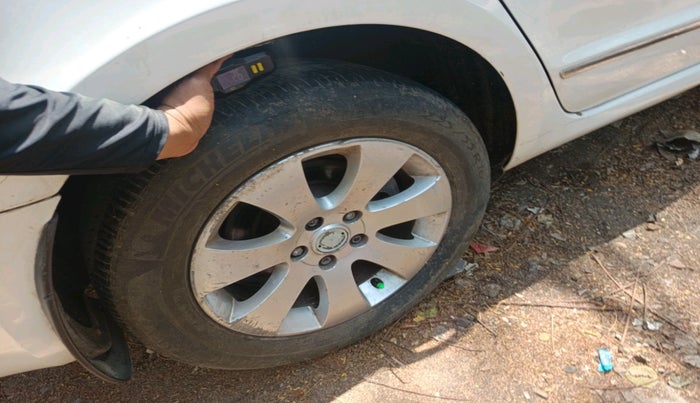 2011 Skoda Superb ELEGANCE 1.8 TSI MT, Petrol, Manual, 99,999 km, tyre