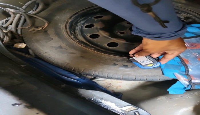 2015 Maruti Swift Dzire VXI, Petrol, Manual, 1,01,976 km, tyre