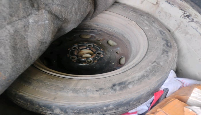 2013 Skoda Rapid AMBITION 1.6 TDI CR MT PLUS, Diesel, Manual, 2,43,000 km, tyre