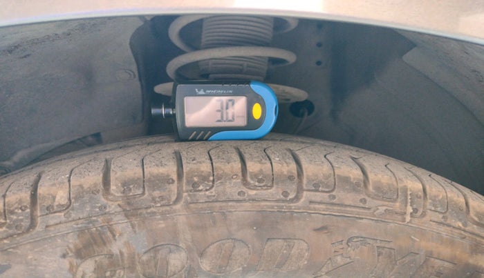 2019 Maruti Swift VXI AMT, Petrol, Automatic, 50,698 km, tyre