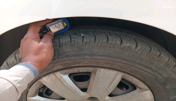 2012 Volkswagen Vento TRENDLINE 1.6, Petrol, Manual, 1,92,641 km, tyre