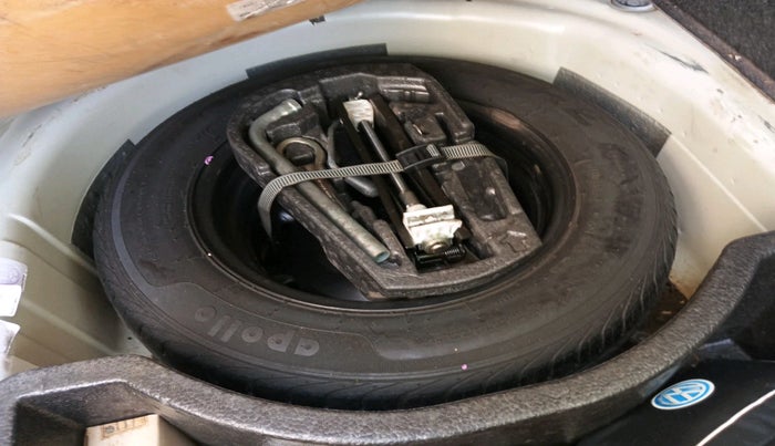 2012 Volkswagen Vento TRENDLINE 1.6, Petrol, Manual, 1,92,641 km, tyre