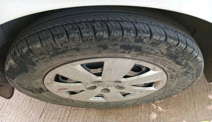 2012 Volkswagen Vento TRENDLINE 1.6, Petrol, Manual, 1,92,641 km, tyre