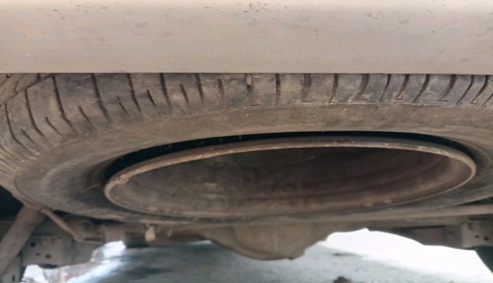 2010 Toyota Innova G1 2.5, Diesel, Manual, 1,88,976 km, tyre